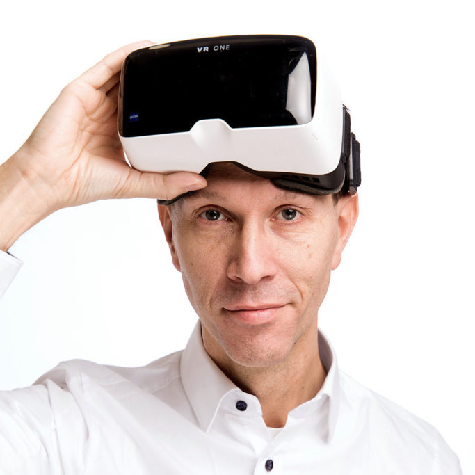 3K Geschäftsführer Gerhard Schröder mit VR-Brille 