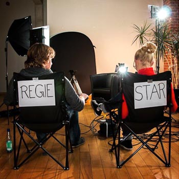 Regisseur und Darstellerin machen Pause