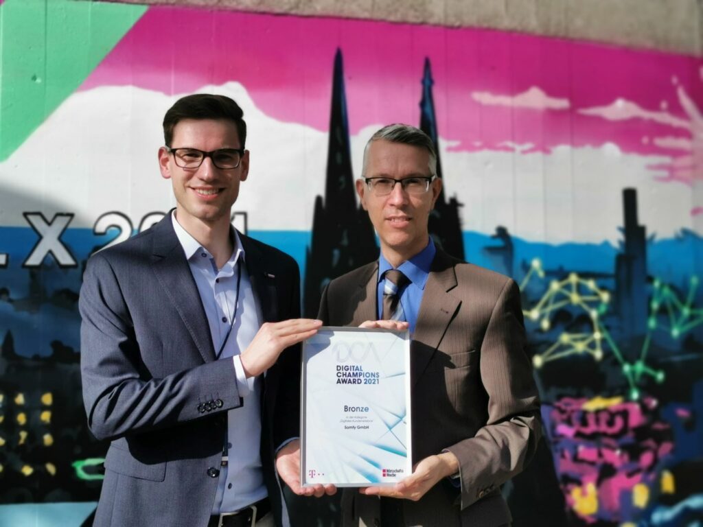 Tom Anhorn (Somfy) und Gerhard Schröder (K3) bei der Verleihung des Digital Champions Award 2021 